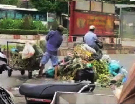 Lòng đường trước chợ Lạc Quang, TP HCM, bị "tận dụng" làm bãi rác? 